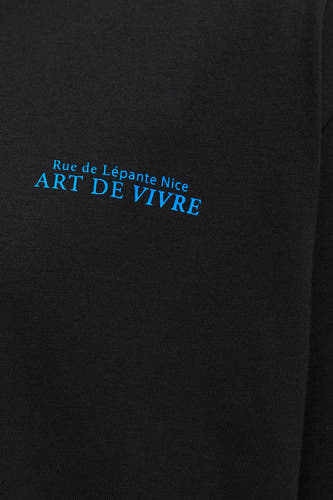 Zwart katoenen T-shirt met blauwe print van ORIGINALS BY JACK & JONES, close-up van borstdetail met tekst "Rue de Lépante Nice ART DE VIVRE"