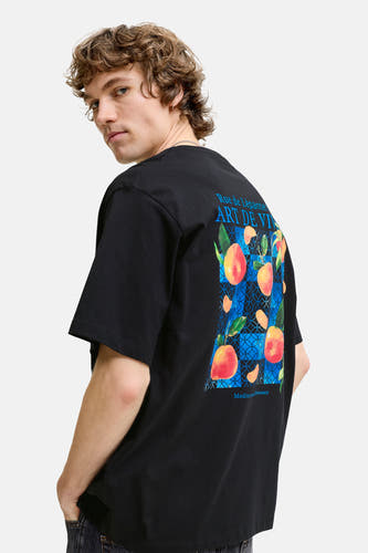 Zwart korte mouwen T-shirt met kleurrijke fruitprint op rug, van ORIGINALS BY JACK & JONES, lifestyle achterkant weergave