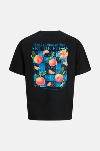 Zwart korte mouwen T-shirt van ORIGINALS BY JACK & JONES, achterkant met kleurrijke fruitprint en blauwe geometrische achtergrond, lifestyle weergave