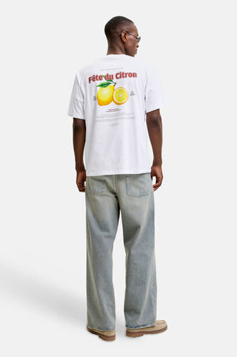 Witte korte mouwen T-shirt met citroenprint van ORIGINALS BY JACK & JONES, rugzijde, model draagt lichte jeans en bruine schoenen