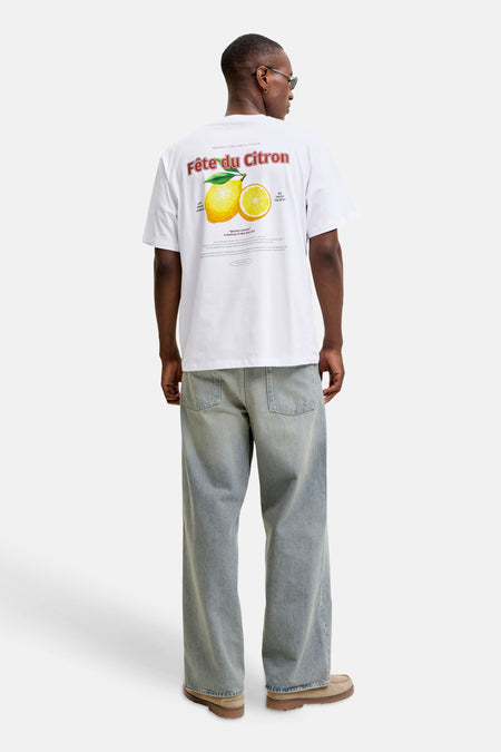 Witte korte mouwen T-shirt met citroenprint van ORIGINALS BY JACK & JONES, rugzijde, model draagt lichte jeans en bruine schoenen