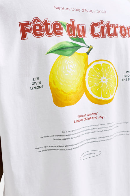 Witte korte mouwen T-shirt met citroenprint en tekst van ORIGINALS BY JACK & JONES, close-up van voorkant met kleurrijke illustratie en festivalthema