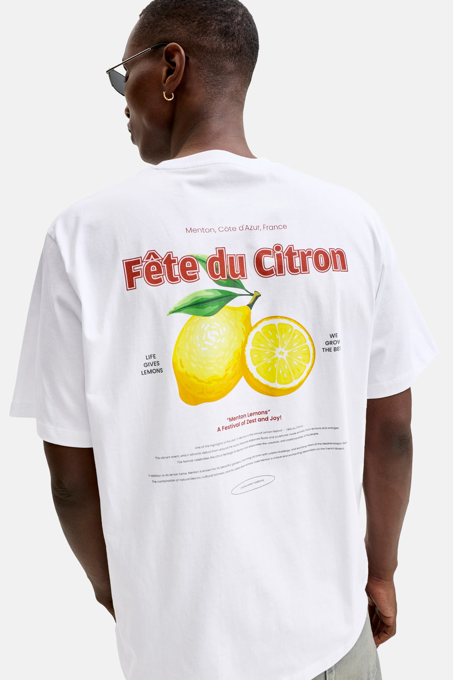 Witte korte mouwen T-shirt van ORIGINALS BY JACK & JONES, achterkant met kleurrijke citroenprint en tekst, model in profiel.