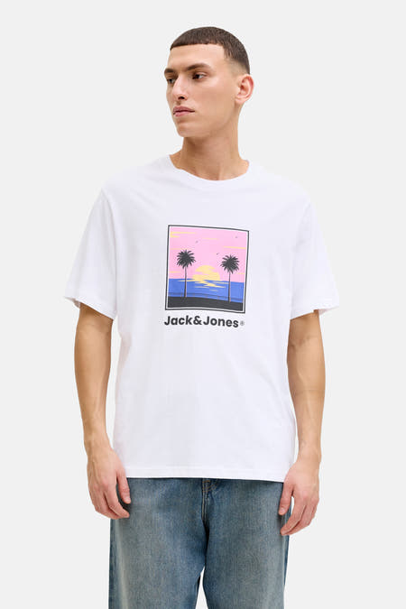 T-shirt blanc à manches courtes de ORIGINALS BY JACK & JONES, avec un imprimé de palmiers sur la poitrine, à combiner avec un jean décontracté et des baskets blanches.