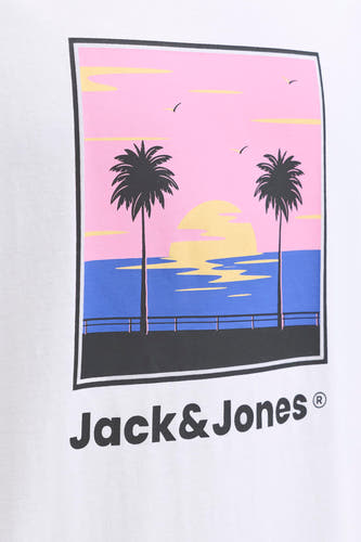 T-shirt blanc à manches courtes de Originals by Jack & Jones, avec un imprimé graphique carré d'un coucher de soleil avec des palmiers.