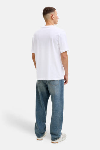 T-shirt blanc à manches courtes de ORIGINALS BY JACK & JONES, porté avec un jean bleu et des baskets blanches, vue arrière.