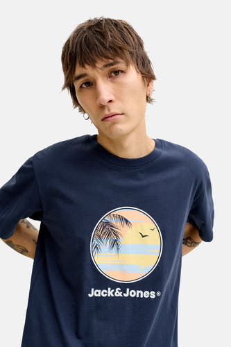 Blauw T-shirt met korte mouwen van Originals by Jack & Jones, met een ronde print van een tropisch strand.
