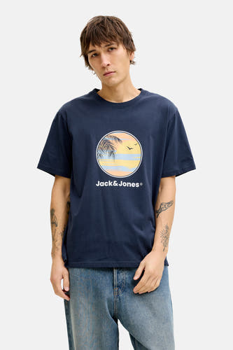 T-shirt bleu à manches courtes de Jack & Jones, avec un imprimé rond d'un paysage tropical.