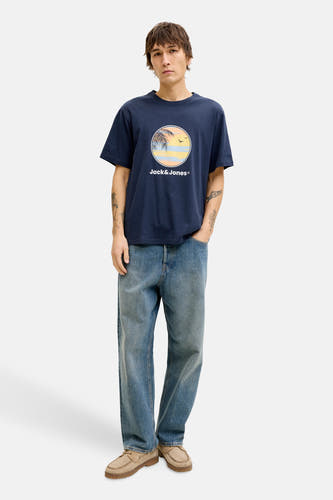 T-shirt bleu à manches courtes de Jack & Jones, avec un imprimé rond d'un coucher de soleil et de palmiers.