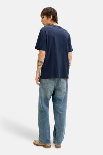 T-shirt bleu à manches courtes de ORIGINALS BY JACK & JONES, porté avec un jean ample et des chaussures en daim, dos.