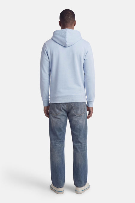 Pull bleu à capuche de ORIGINALS BY JACK & JONES, combiné avec un jean et des baskets blanches, vu de dos.