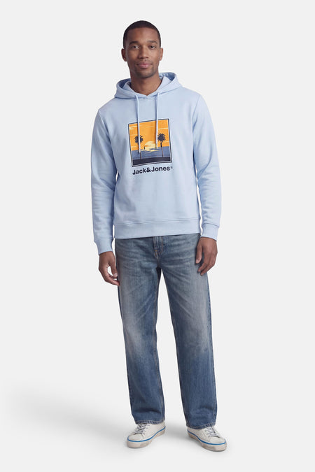 Sweat à capuche bleu d'ORIGINALS BY JACK & JONES, avec imprimé plage et assorti à un jean et des baskets.