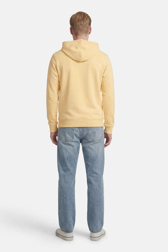 Pull à capuche jaune d'ORIGINALS BY JACK & JONES, vu de dos, associé à un jean et des chaussures blanches.
