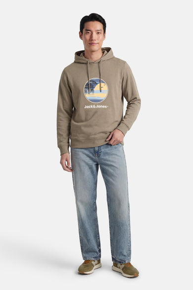 Sweat à capuche kaki, de ORIGINALS BY JACK & JONES, avec un imprimé plage sur la poitrine, à combiner avec un jean bleu et des baskets kaki.