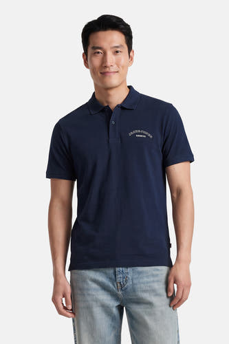 Polo bleue de ORIGINALS BY JACK & JONES à manches courtes avec un logo blanc sur la poitrine, portée par un homme souriant avec un jean clair.