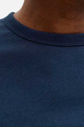 T-shirt bleu à manches longues d'ORIGINALS BY JACK & JONES, gros plan du col et de la partie poitrine.