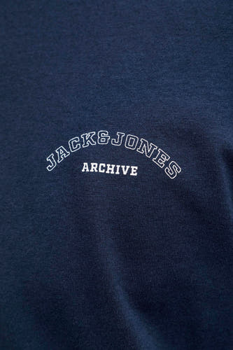 T-shirt bleu à manches longues d'ORIGINALS BY JACK & JONES, avec une impression de texte "Archive" blanche.