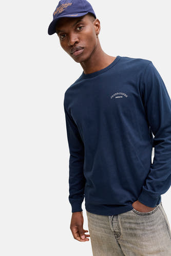 T-shirt bleu à manches longues d'ORIGINALS BY JACK & JONES, porté avec un chapeau et des jeans légers.
