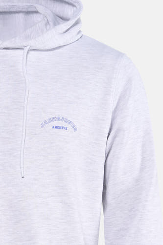 Pull-over gris avec capuche d'ORIGINALS BY JACK & JONES, avec le nom de marque bleu sur la poitrine et une corde à tirer.
