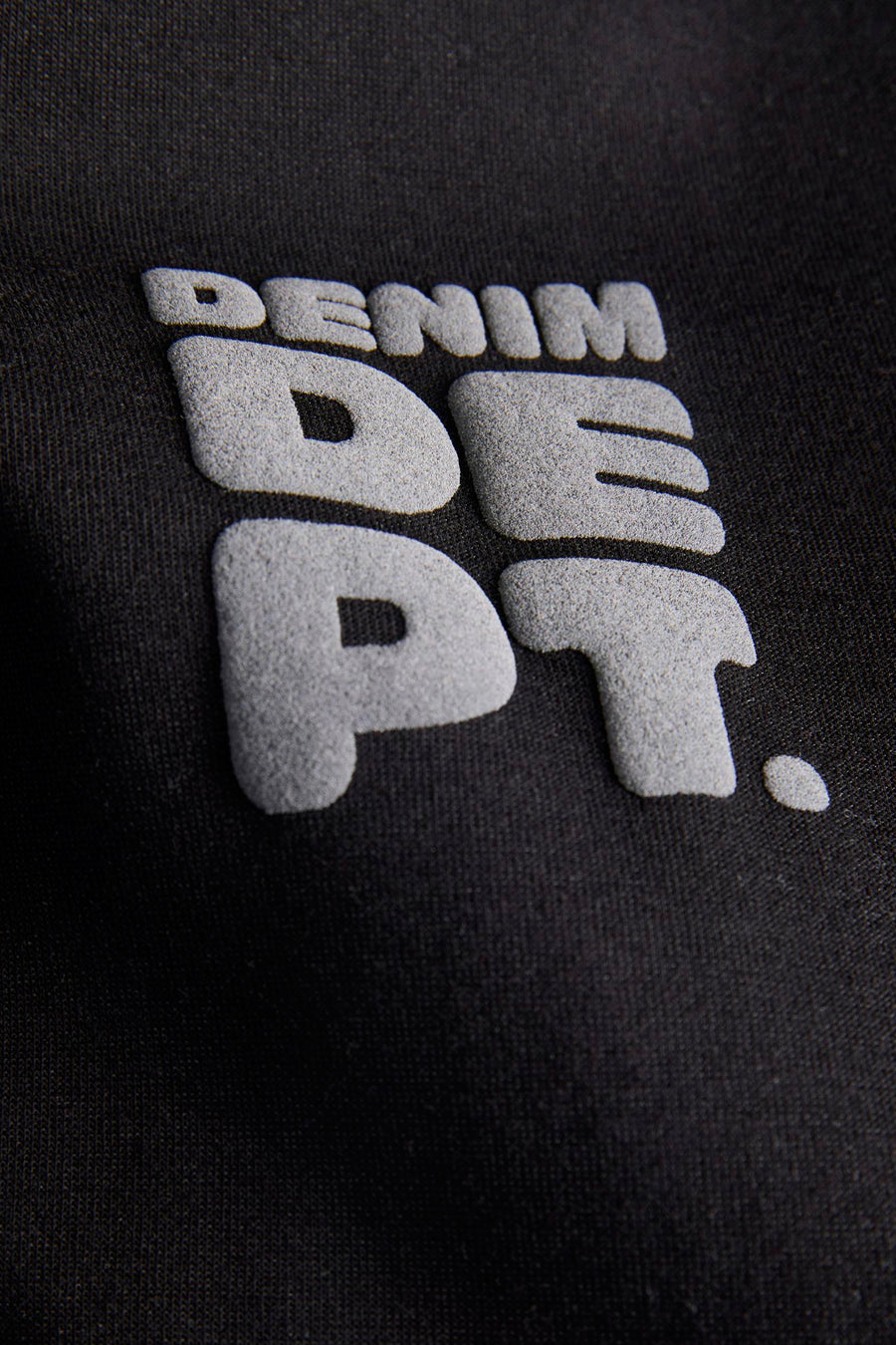 Pull noir de CORE BY JACK & JONES, avec un imprimé texte en relief sur le devant.