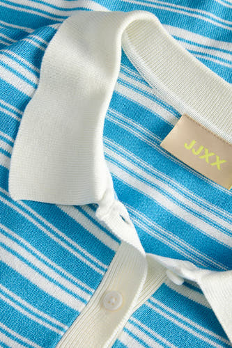 Pull bleu de JJXX, avec des rayures blanches, un col polo et une fermeture à boutons.