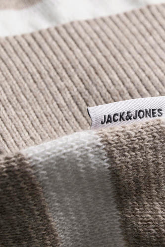 Beige ronde hals trui van ORIGINALS BY JACK & JONES, met een fijngebreide textuur en gestreept patroon.