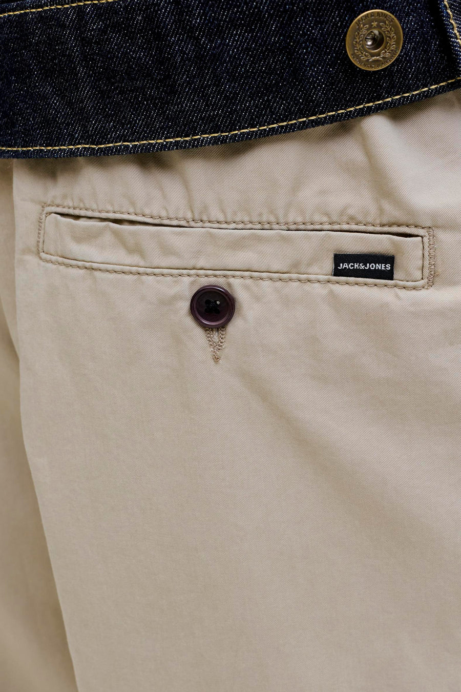 Beige broek met achterzak, donkerblauwe denim jas.