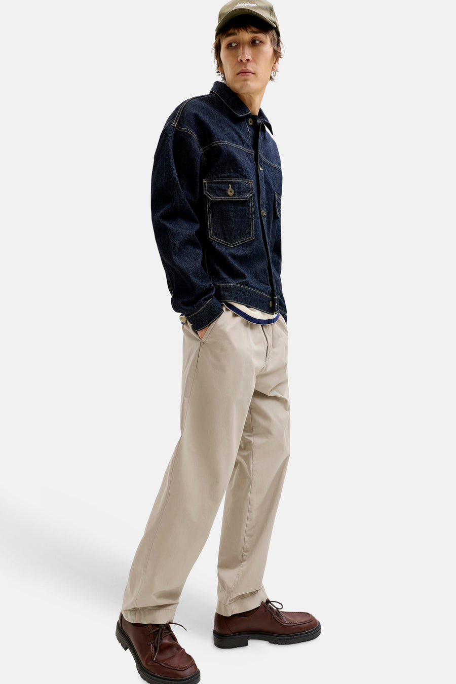 Man, denim jas, kaki broek, leren schoenen.