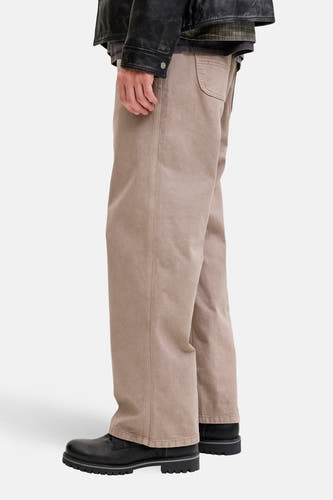 Pantalon beige de JACK & JONES JEANS INTELLIGENCE, avec des jambes larges et des chaussures noires.