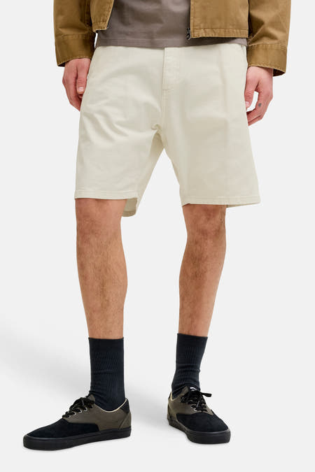 Short beige de JACK & JONES JEANS INTELLIGENCE, combiné avec une veste marron, un t-shirt, des chaussettes noires et des chaussures.