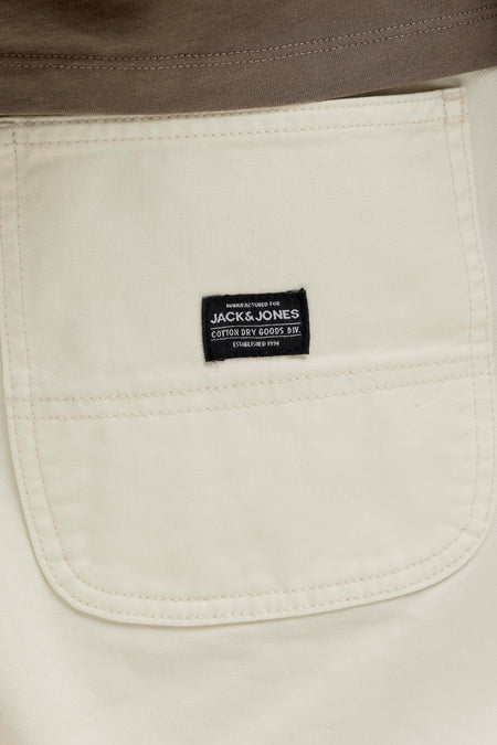 Short beige de JACK & JONES JEANS INTELLIGENCE, avec poche plaquée et détail d'étiquette.