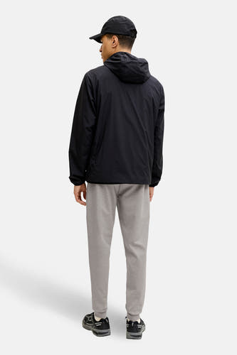 joggingrisse JACK JACK JACK & & J J JE INTEELL,,ééé avec un manteau noir et un casque.