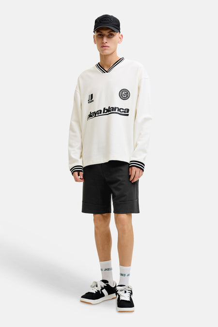 Short noir de JACK & JONES JEANS INTELLIGENCE, combiné avec un pull à manches longues, des chaussettes et des baskets.