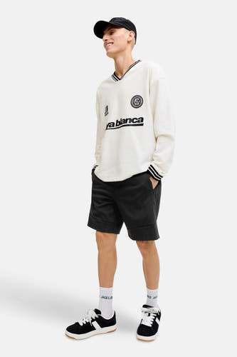 Short noir de JACK & JONES JEANS INTELLIGENCE, porté avec des chaussettes blanches et des baskets noires.