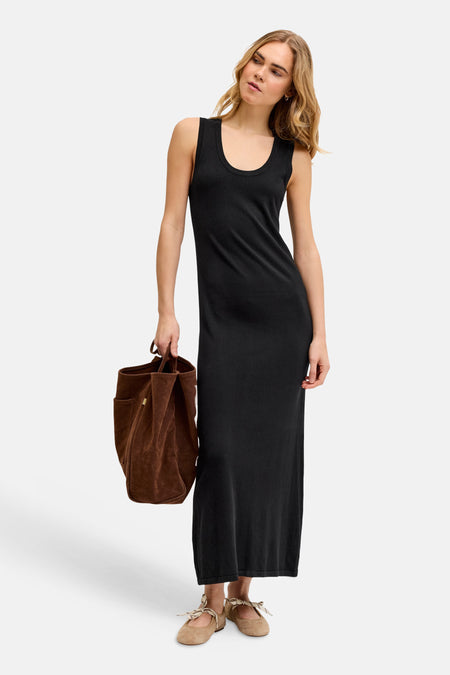 Robe noire sans manches de JJXX, avec un sac marron et des ballerines beiges.