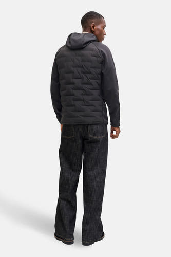 Manteau court noir de CORE BY JACK & JONES, vue arrière, avec capuche et jeans noirs.