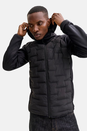Manteau court noir de CORE BY JACK & JONES, avec capuche doublée, longs manches et capuchon.