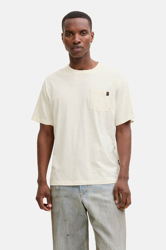 Beige T-shirt met korte mouwen van PREMIUM by JACK & JONES, met een borstzak en gedragen met een jeans.
