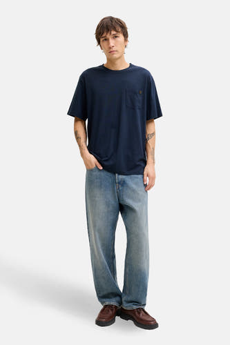 Blauw T-shirt met korte mouwen van PREMIUM by JACK & JONES, met borstzakje, gedragen met losse jeans en bruine schoenen.