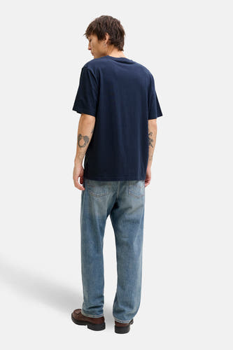 T-shirt bleu à manches courtes de PREMIUM by JACK & JONES, vu de dos, avec des tatouages sur les bras.