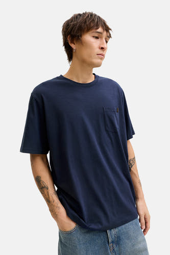 T-shirt bleu à manches courtes de PREMIUM by JACK & JONES, avec poche poitrine et tatouages visibles.