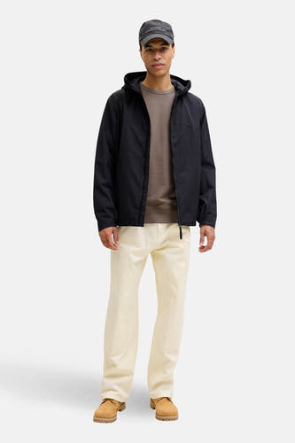 Pull marron avec col rond de PREMIUM by JACK & JONES, associé à une veste noire, un pantalon beige et des chaussures marrons.