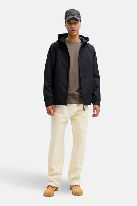 Pull marron avec col rond de PREMIUM by JACK & JONES, associé à une veste noire, un pantalon beige et des chaussures marrons.