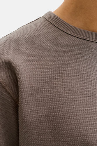 Sweat-shirt brun avec col rond de PREMIUM by JACK & JONES, gros plan de la texture du tissu et col en côtes.