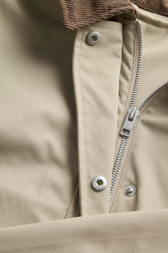 Manteau court beige de JJXX, avec une fermeture éclair et un col marron.