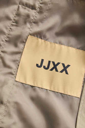 Manteau court beige de JJXX, avec un patch logo sur l'intérieur.