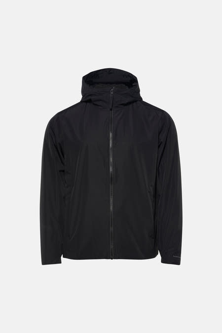 Zwarte korte jas van CORE BY JACK & JONES, met capuchon en ritssluiting aan de voorkant.