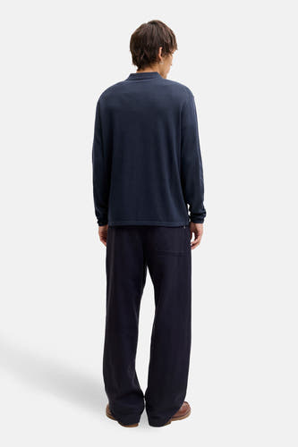 Gilet bleu d'ORIGINALS BY JACK & JONES, vu de l'arrière avec des manches longues, associé à un pantalon foncé et des chaussures marron.