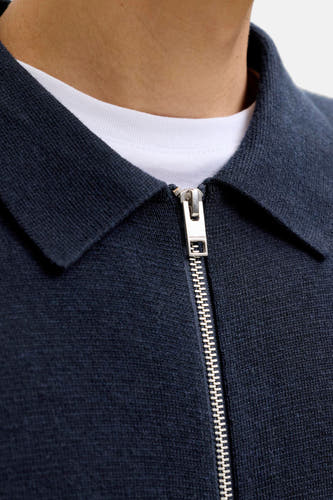 Gilet bleu d'ORIGINALS BY JACK & JONES, avec une fermeture éclair argentée et un T-shirt blanc en dessous.