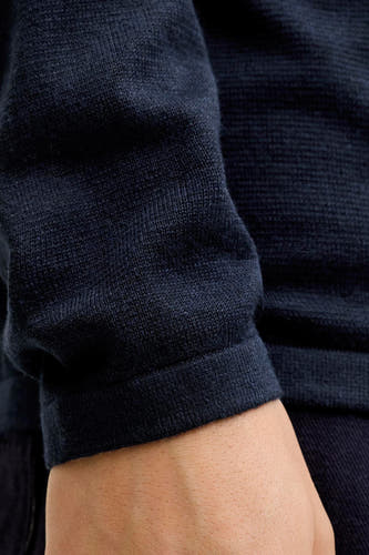 Gilet bleu d'ORIGINALS BY JACK & JONES, avec une texture visible et un poignet, gros plan.